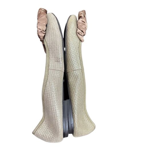 Enzo Angiolini Capaz
Taupe/Tan Bow Toe Flats Shimmer
Leather Size: 7 - Picture 6 of 7